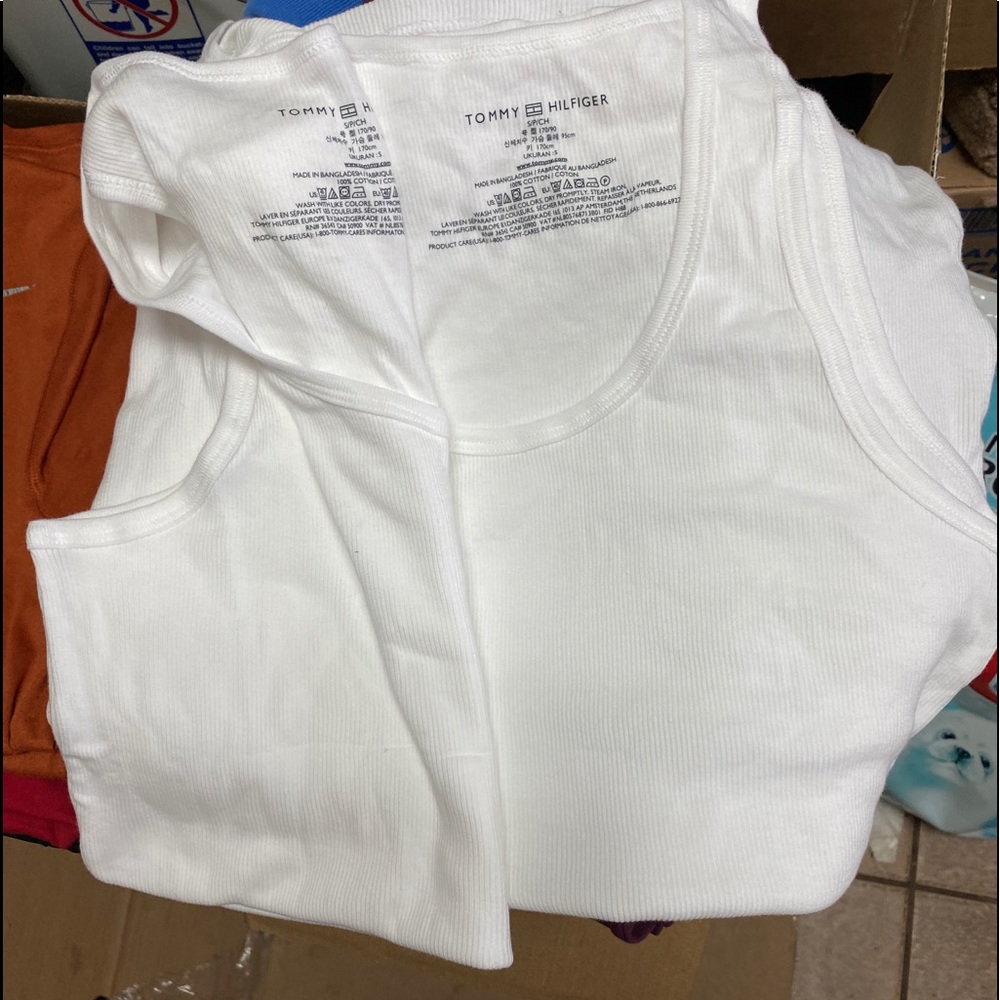 2 Tommy Hilfiger tanks top